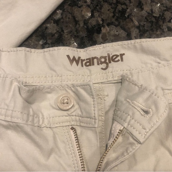 Men’s Wrangler Relaxed Fit Ripstop Cargo Pants. Beige/Khaki. Size - 38x30 - Picture 3 of 4